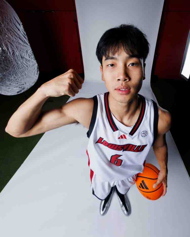 直男角度?路易斯维尔大学社媒晒张博源及队友搞怪定妆照